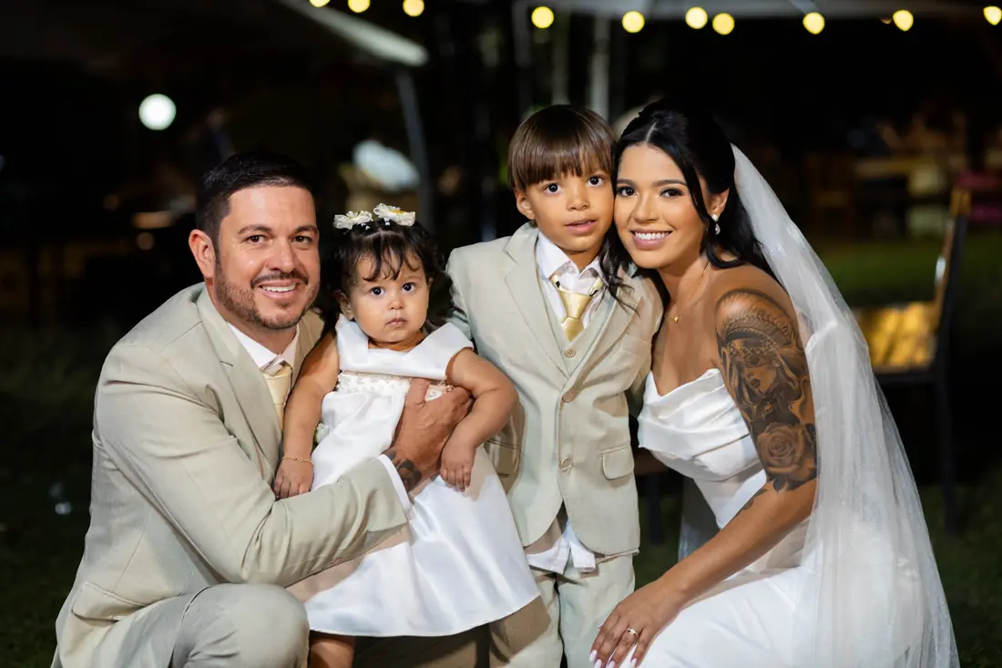 Noivos com os filhos na recepção