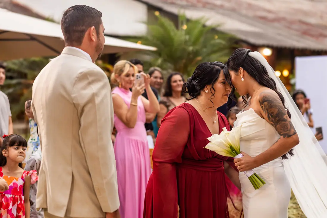 Mãe e noiva se encostam testa com testa no altar