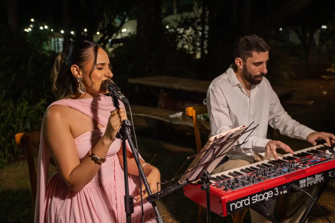 Cantora e tecladista ao vivo na cerimônia