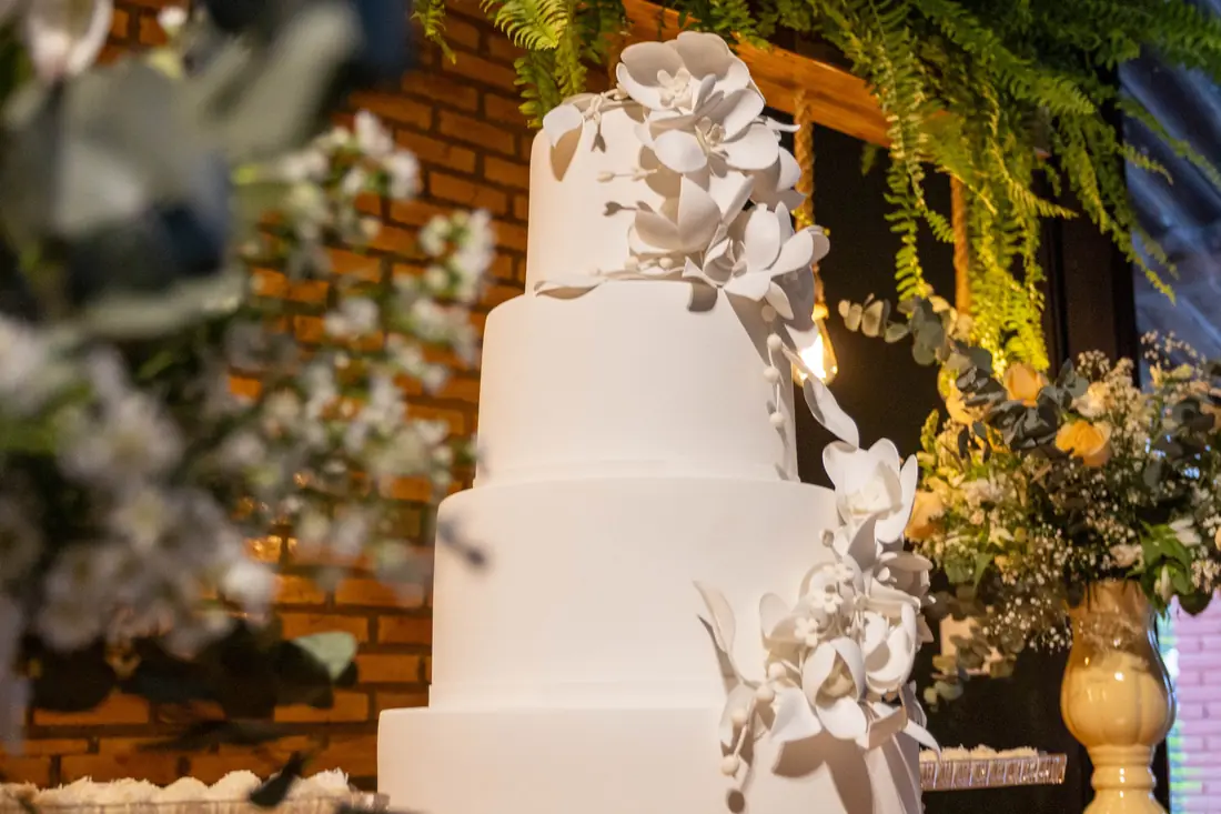 Detalhe do bolo de casamento com flores