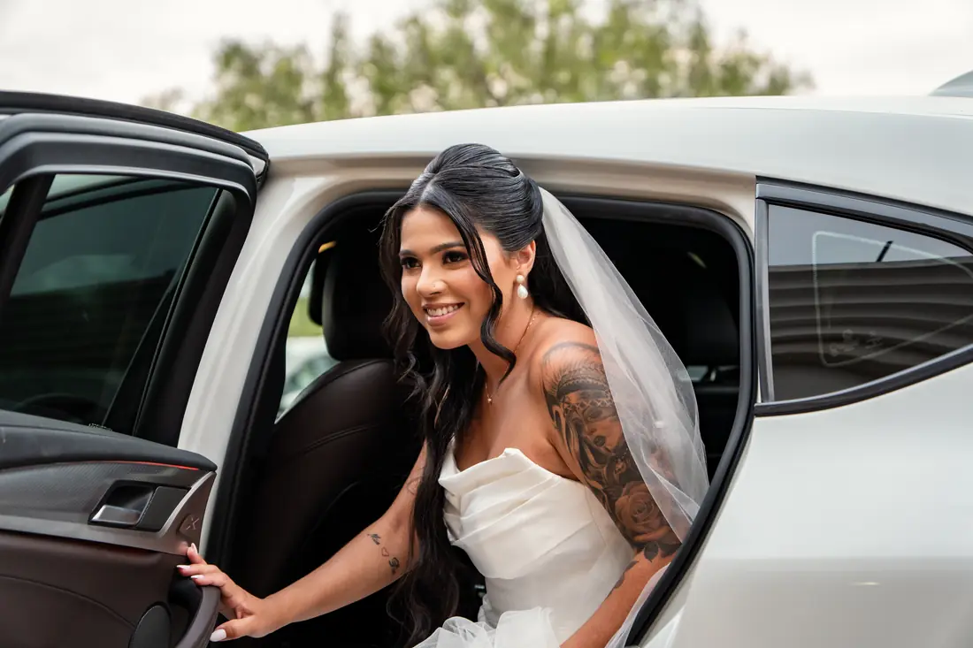 Noiva chegando de carro